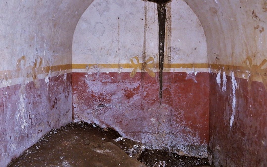 Ανακαλύφθηκε μακεδονικός τάφος με χρυσό στεφάνι μυρτιάς και πλούσια διακόσμηση